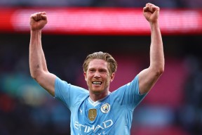 九游-德布劳内迎来十赛季出色发挥，利物浦观众热烈欢呼！赛场气氛高涨-九游